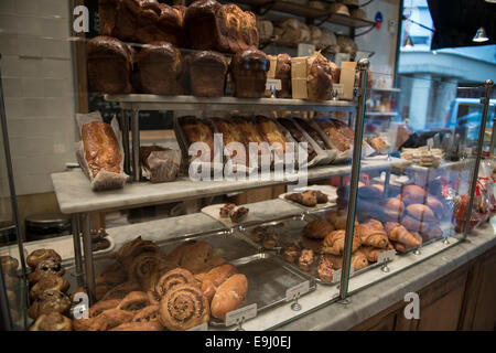 Display di pane in una panetteria francese con diversi tipi di pane Foto Stock