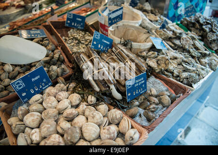 Visualizzazione di pesce fresco presso un negozio specializzato nella capitale francese di Parigi Foto Stock