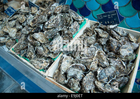 Visualizzazione di pesce fresco presso un negozio specializzato nella capitale francese di Parigi Foto Stock