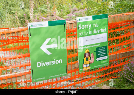 Commissione forestale sentiero chiuso e segno di diversione, REGNO UNITO Foto Stock