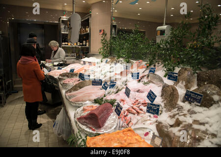 Visualizzazione di pesce fresco presso un negozio specializzato nella capitale francese di Parigi Foto Stock