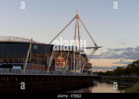 Il Principato Stadium, precedentemente noto come il Millennium Stadium al tramonto alba sul fiume Taff a Cardiff, nel Galles del Sud. Foto Stock