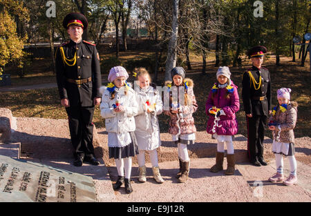 Kiev, Ucraina. 28 ottobre, 2014. Scolare i laici le lampade al monumento. Kiev cadetti e scolari a Babi Yar, terrà un rally in occasione del settantesimo anniversario della Ucraina la liberazione. Babii Yar tragedia conosciuta in tutto il mondo. Durante la Seconda Guerra Mondiale, i Nazisti eseguito qui 100 mila abitanti di Kiev, principalmente ebrei. Celebrazione della Ucraina la liberazione dal nazismo passò sotto l'occupazione russa della Crimea e Ucraina orientale. Credito: Igor Golovnov/Alamy Live News Foto Stock