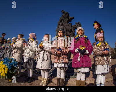 Kiev, Ucraina. 28 ottobre, 2014. Scolare i laici le lampade al monumento. Kiev cadetti e scolari a Babi Yar, terrà un rally in occasione del settantesimo anniversario della Ucraina la liberazione. Babii Yar tragedia conosciuta in tutto il mondo. Durante la Seconda Guerra Mondiale, i Nazisti eseguito qui 100 mila abitanti di Kiev, principalmente ebrei. Celebrazione della Ucraina la liberazione dal nazismo passò sotto l'occupazione russa della Crimea e Ucraina orientale. Credito: Igor Golovnov/Alamy Live News Foto Stock