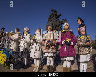 Scolare i laici le lampade al monumento. 28 ott 2014. -- Nel Martedì, 28 ottobre 2014 Kiev cadetti e scolari a Babi Yar, terrà un rally in occasione del settantesimo anniversario della Ucraina la liberazione. Babii Yar tragedia conosciuta in tutto il mondo. Durante la Seconda Guerra Mondiale, i Nazisti eseguito qui 100 mila abitanti di Kiev, principalmente ebrei. Celebrazione della Ucraina la liberazione dal nazismo passò sotto l'occupazione russa della Crimea e Ucraina orientale. © Igor Golovniov/ZUMA filo/Alamy Live News Foto Stock