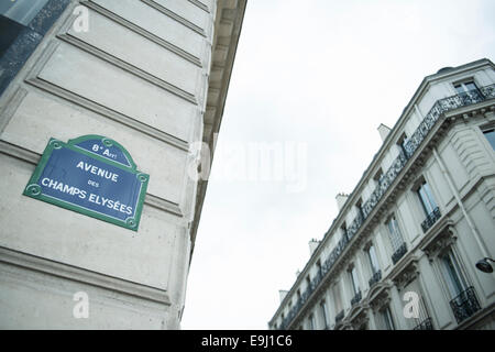 Tipicamente francese street road nome Sign posti per gli Champs Elysees di Parigi sugli edifici Foto Stock