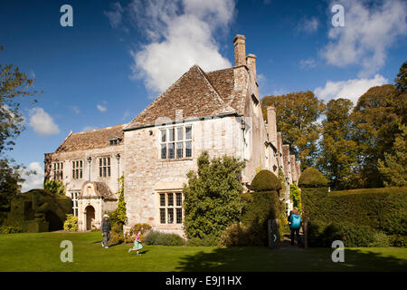 Regno Unito, Inghilterra, Wiltshire, Avebury Manor, visitatori nei giardini Foto Stock