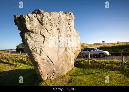 Regno Unito, Inghilterra, Wiltshire, Avebury, grande pietra nella parte settentrionale del henge principale accanto ad una strada4361 a Swindon Foto Stock