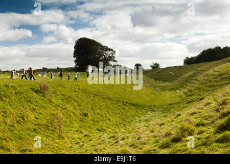 Regno Unito, Inghilterra, Wiltshire, Avebury, cerchio di pietra, principale henge, pecore al pascolo sul fosso Foto Stock