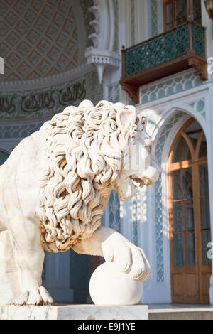 Il marmo medici lion vicino a facciata a sud di Vorontsov (Alupka) Palace, Crimea Foto Stock