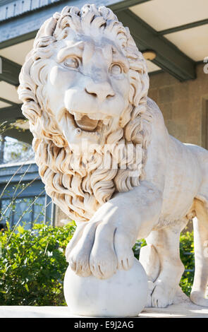 Medici lion con sfera vicino Vorontsov (Alupka) Palace, Crimea Foto Stock