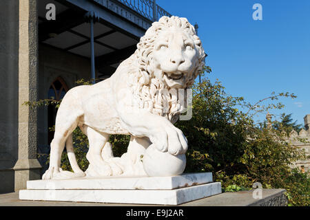 Il marmo medici lion con palla vicino Vorontsov (Alupka) Palace, Crimea Foto Stock