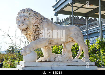 Il marmo medici lion vicino Vorontsov (Alupka) Palace, Crimea Foto Stock