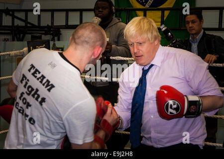 Londra, Regno Unito. 28 ottobre, 2014. Il sindaco di Londra Boris Johnson, visite di una sessione di formazione alla lotta per la pace Academy a Newham. Lotta per la Pace utilizza il pugilato e arti marziali combinate con educazione e sviluppo personale per realizzare il potenziale dei giovani nel quartiere a rischio di criminalità e violenza. Ha istituito per la prima volta a Rio nel 2000 da Luca Dowdney MBE, è stato replicato in Newham nel 2007. Esso si sta espandendo a livello globale e ha iniziato a rotolare fuori attraverso il Regno Unito. Credito: Paolo Davey/Alamy Live News Foto Stock