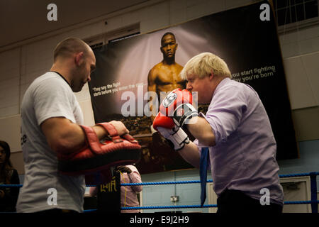 Londra, Regno Unito. 28 ottobre, 2014. Il sindaco di Londra Boris Johnson, visite di una sessione di formazione alla lotta per la pace Academy a Newham. Lotta per la Pace utilizza il pugilato e arti marziali combinate con educazione e sviluppo personale per realizzare il potenziale dei giovani nel quartiere a rischio di criminalità e violenza. Ha istituito per la prima volta a Rio nel 2000 da Luca Dowdney MBE, è stato replicato in Newham nel 2007. Esso si sta espandendo a livello globale e ha iniziato a rotolare fuori attraverso il Regno Unito. Credito: Paolo Davey/Alamy Live News Foto Stock