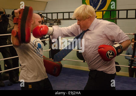 Londra, Regno Unito. 28 ottobre, 2014. Il sindaco di Londra Boris Johnson, visite di una sessione di formazione alla lotta per la pace Academy a Newham. Lotta per la Pace utilizza il pugilato e arti marziali combinate con educazione e sviluppo personale per realizzare il potenziale dei giovani nel quartiere a rischio di criminalità e violenza. Ha istituito per la prima volta a Rio nel 2000 da Luca Dowdney MBE, è stato replicato in Newham nel 2007. Esso si sta espandendo a livello globale e ha iniziato a rotolare fuori attraverso il Regno Unito. Credito: Paolo Davey/Alamy Live News Foto Stock