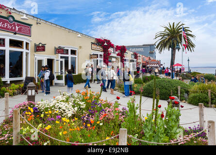 Ristoranti e negozi in Steinbeck Plaza, Cannery Row, Monterey, California, Stati Uniti d'America Foto Stock