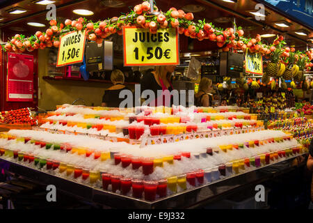 Succo di frutta nel mercato La Boqueria a Barcellona, Spagna. Foto Stock