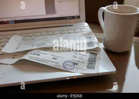 La carta di imbarco e il computer portatile in aeroporto business lounge in Canada Foto Stock