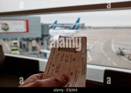 Uomo con la carta di imbarco in aeroporto business lounge in Canada Foto Stock