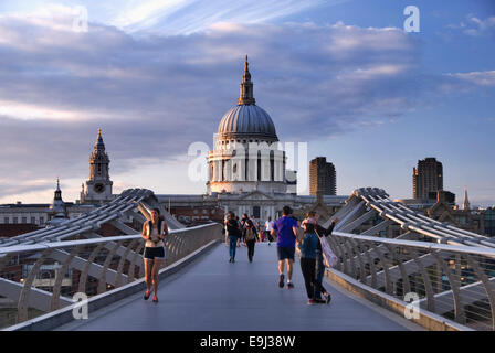 Londra 19 Ago 2013 : la cattedrale di St Paul dal Millennium Bridge come serata sguardi di luce solare attraverso la famosa Cupola Foto Stock