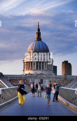 Londra 19 Ago 2013 : la cattedrale di St Paul dal Millennium Bridge come serata sguardi di luce solare attraverso la famosa Cupola Foto Stock