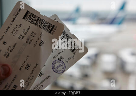 Uomo con la carta di imbarco in aeroporto business lounge in Canada Foto Stock