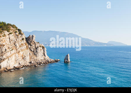 Vista di Parus (VELA) rock, Ayu-dag litorale sulla costa meridionale della Crimea Foto Stock