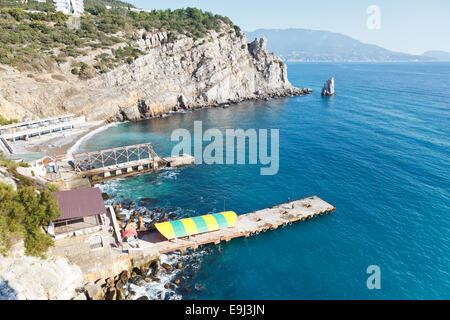 Vista di Parus (VELA) Rock e la spiaggia con Swallow's Nest castello sulla costa meridionale della Crimea Foto Stock