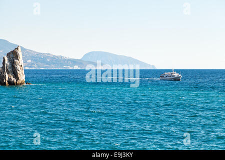 Vista di Parus (VELA) rock, Ayu-dag, Mar Nero sulla costa meridionale della Crimea Foto Stock