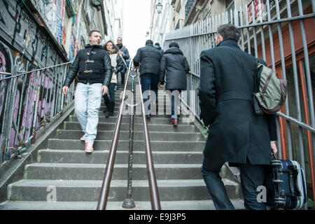 La lunga scalinata che va fino a Montmartre destinazione turistica a Parigi, Francia Foto Stock