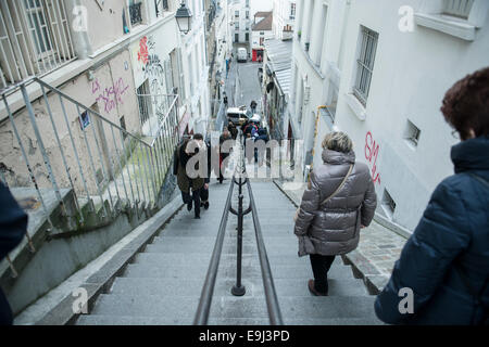 La lunga scalinata che va fino a Montmartre destinazione turistica a Parigi, Francia Foto Stock
