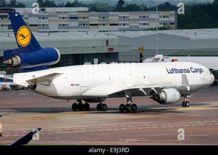 Lufthansa Cargo McDonnell Douglas MD-11 I taxi sul cavalletto dopo arriva dal aeroporto di Dallas. Foto Stock