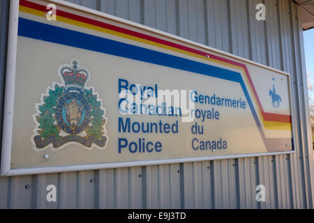 Segno al di fuori di un piccolo Royal Canadian polizia montata rcmp stazione in Saskatchewan in Canada Foto Stock