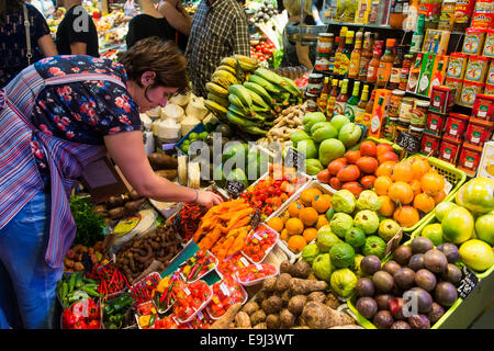 Produrre nel mercato La Boqueria a Barcellona, Spagna. Foto Stock