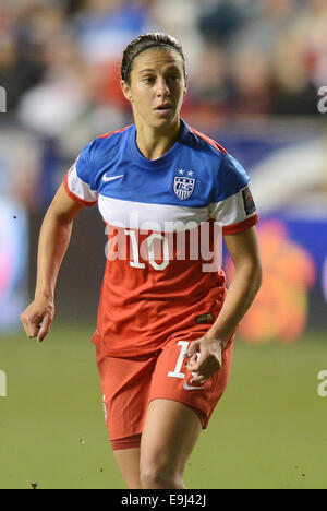 Chester, PA, Stati Uniti d'America. 26 ott 2014. 20141026 - USA centrocampista Carli Lloyd (10) viene visualizzato durante la CONCACAF Coppa del Mondo donne qualifica finale contro la Costa Rica in PPL Park di Chester, Pa. © Chuck Myers/ZUMA filo/Alamy Live News Foto Stock