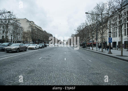 Un colpo di un tipicamente francese strada di ciottoli nella capitale Parigi Foto Stock