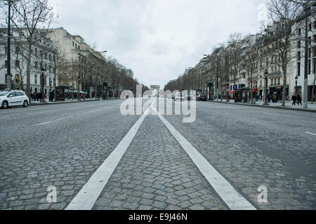 Un colpo di un tipicamente francese strada di ciottoli nella capitale Parigi Foto Stock