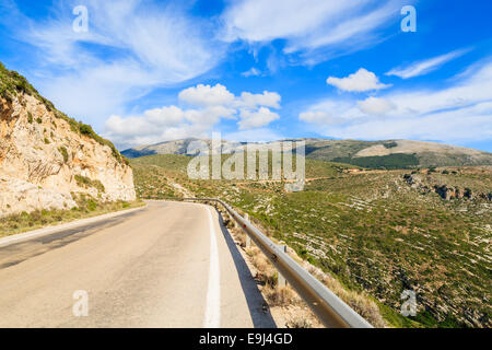 Panoramica strada costiera nel paesaggio di montagna dell'isola di Kefalonia, Grecia Foto Stock