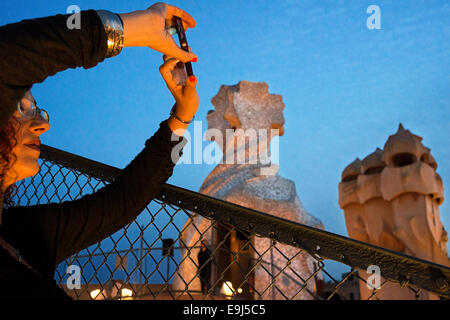 Casa Mila, La Pedrera, skyline di Barcellona, Spagna. Per i camini. Panorama del tetto al tramonto, sera e notte. Patrimonio Unesco. Foto Stock