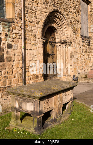 Regno Unito, County Durham, Barnard Castle, St Mary sagrato, George tramoggia tabella della tomba da porta sud Foto Stock