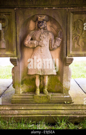 Regno Unito, County Durham, Barnard Castle, St Mary sagrato, George tramoggia della tomba di tabella figura scolpita nel 1720s dress Foto Stock