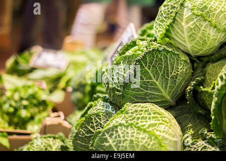 Pila di cavoli cappucci per la vendita su un mercato in stallo. Foto Stock