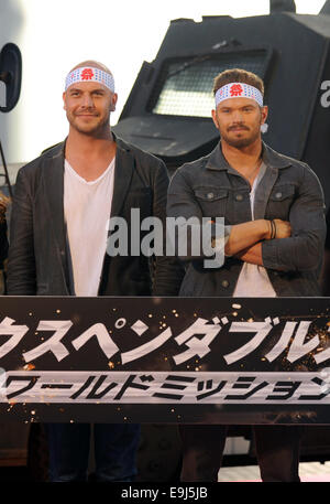 28 ottobre 2014 - Tokyo, Giappone - Attore Kellan Lutz e direttore Patrick Hughes, sinistra, assiste "le parti soggette a usura 3' di screening speciale evento durante il ventisettesimo Tokyo International Film Festival a Roppongi Hills. (Credito Immagine: © Hiroko Tanaka/ZUMA filo) Foto Stock