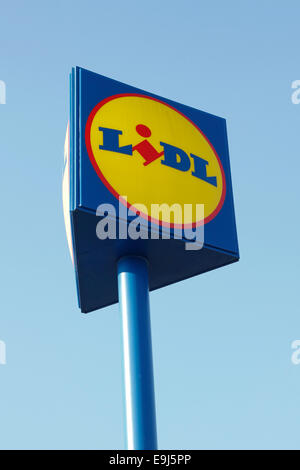 Segno di grandi dimensioni nella parte anteriore del negozio LIDL Foto Stock