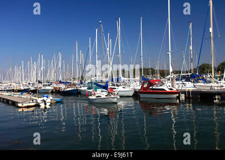 Barche a vela a Lymington Harbour, Lymington città mercato, Hampshire county, Inghilterra, Regno Unito. Foto Stock