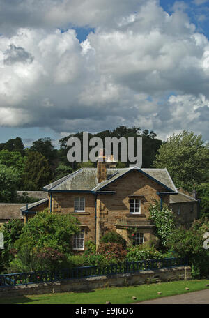 Costruito in pietra casa nel Derbyshire village di Edensor. Foto Stock