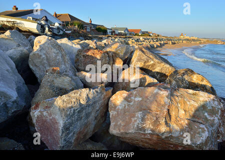 Salvare Pagham Beach Village e il motivo è stato risposto con rocce provenienti dalla Norvegia per rafforzare Pagham mare difese e proteggere le case.Rocks sono messi in posizione con schede di acquisizione per costruire la linea del litorale, quindi eseguirne il backup con zavorra di scandole in sacchi jumbo e sciolto shingle infill per aiutare il loro bloccaggio in. La fotografia mostra la costruzione progresso e Pagham Spiaggia a 3 ore dopo la molla Highwater ( massimo )Tid Credito: Gary Blake/Alamy Live News Foto Stock