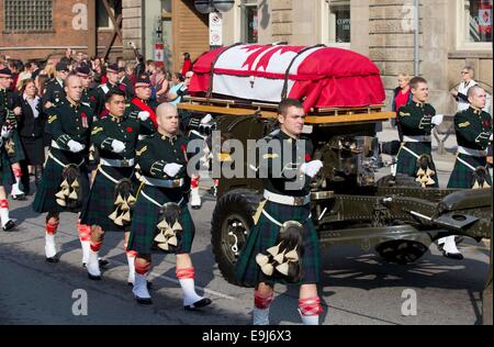 Toronto, Canada. 28 ott 2014. La bara del caporale Nathan Cirillo viene trainato su una pistola carrello voce in Cristo che è la Chiesa Cattedrale durante il suo corteo funebre in Hamilton, Canada, 28 ottobre 2014. Caporale Nathan Cirillo, il 24-anno-vecchio reservist, ricevuto il martedì nella sua città natale di Hamilton, Ontario, un reggimento funerale provinciale il raccordo per il primo dovere soldato canadese di essere ucciso sul suolo canadese da un atto di terrorismo internazionale. Credito: Zou Zheng/Xinhua/Alamy Live News Foto Stock