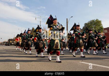 Toronto, Canada. 28 ott 2014. Marching Band prende parte alla processione funebre del caporale Nathan Cirillo di Hamilton in Canada, 28 ottobre 2014. Caporale Nathan Cirillo, il 24-anno-vecchio reservist, ricevuto il martedì nella sua città natale di Hamilton, Ontario, un reggimento funerale provinciale il raccordo per il primo dovere soldato canadese di essere ucciso sul suolo canadese da un atto di terrorismo internazionale. Credito: Zou Zheng/Xinhua/Alamy Live News Foto Stock